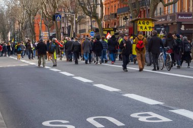 Toulouse, Fransa -2020 - Emmanuel Macron 'un emeklilik reformunu ve sosyal politikasını protesto eden Sarı Yelek protestocuları Strasbourg Bulvarı' ndaki sokaklara döküldü