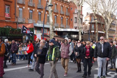 Toulouse, Fransa - Şubat 2020 - Wilson Meydanı 'ndaki Sarı Yelek ve sendika gösterisinde Anarşist protestocular, Emmanuel Macron' un emeklilik reformu ve sosyal politikasına karşı, kafalarında bir bayrak sallayarak