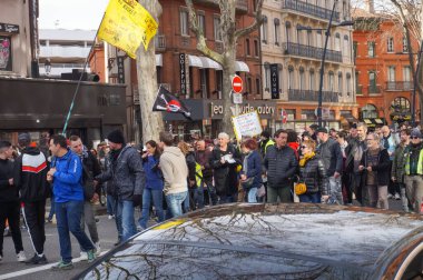 Toulouse, Fransa - Şubat 2020 - Strasbourg Bulvarı 'nda Emmanuel Macron' un sosyal politikasını protesto eden aşırı sol sendikacıların pankart ve sarı yelek sallaması (Gilets jaunes)
