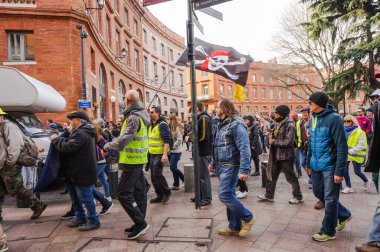 Wilson, Toulouse, Fransa - 2020 - Aşırı sol anarşist aktivistler ellerinde ölüm bayrağı ve Sarı Yelek (Gilets jaunes) protestocuları Emmanuel Macron 'un sosyal politikalarını protesto ettiler