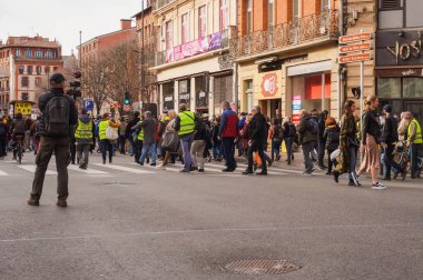 Toulouse, Fransa - Şubat 2020 - Bir çubuk üzerinde video kamera ve mikrofonla donatılmış bağımsız bir muhabir emeklilik reformunu protesto eden Sarı Yeleklerin (Gilets jaunes) geçit törenini filme alıyor