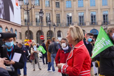 Paris, Fransa - 10 Ekim 2020 - La Manif Başkanı Tous (LMPT), Ludovine de la Rochre Marchons Bebekleri 'nin öjeni karşıtı gösterisinde