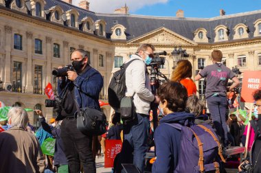 Paris, Fransa - 10 Ekim 2020 - Marchons Enfants 'in Place Vendme' deki yayınını kapsayan televizyon ekibi ve basın fotoğrafçısı Fransız hükümetinin biyoetik ve üreme yasasına karşı çıktı