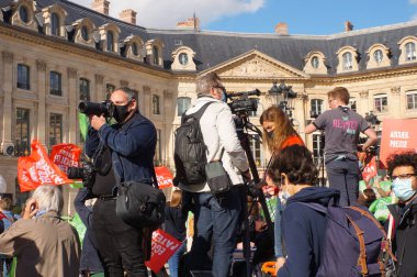 Paris, Fransa - 10 Ekim 2020 - Marchons Enfants 'in Place Vendme' deki yayınını kapsayan televizyon ekibi ve basın fotoğrafçısı Fransız hükümetinin biyoetik ve üreme yasasına karşı çıktı
