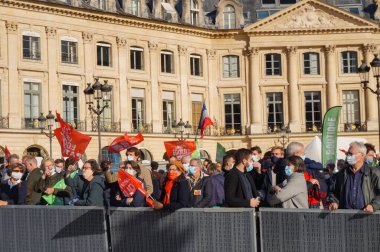 Paris, Fransa - 10 Ekim 2020 Marchons Çocuk Etik Tasarısı 'na karşı protestocuların tezahüratı, Adalet Bakanlığı önünde renkli bayraklar sallamak,