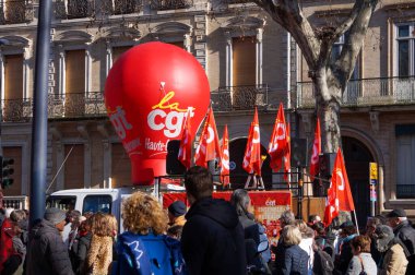 Toulouse, Fransa - Şubat 2023 - Sendikalardan veya hükümetin emeklilik reformuna (sosyalistler ve komünistler) karşı çıkan sol siyasi partilerden göstericiler Arnaud-Bernard Meydanı 'nda bir araya geldiler.