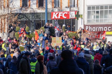 Toulouse, Fransa - Şubat 2023 - Sendikalardan veya hükümetin emeklilik reformuna (sosyalistler ve komünistler) karşı çıkan sol siyasi partilerden göstericiler Arnaud-Bernard Meydanı 'nda bir araya geldiler.