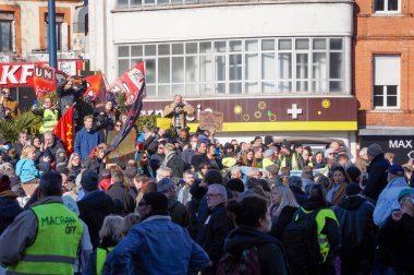 Toulouse, Fransa - Şubat 2023 - Sendikalardan veya hükümetin emeklilik reformuna (sosyalistler ve komünistler) karşı çıkan sol siyasi partilerden göstericiler Arnaud-Bernard Meydanı 'nda bir araya geldiler.