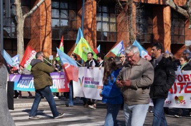 Toulouse, Fransa - Şubat 2023 - Sendikalardan veya hükümetin emeklilik reformuna (sosyalistler ve komünistler) karşı çıkan sol siyasi partilerden göstericiler Arnaud-Bernard Meydanı 'nda bir araya geldiler.