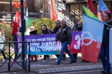 Toulouse, Fransa - Şubat 2023 - Sendikalardan veya hükümetin emeklilik reformuna (sosyalistler ve komünistler) karşı çıkan sol siyasi partilerden göstericiler Arnaud-Bernard Meydanı 'nda bir araya geldiler.