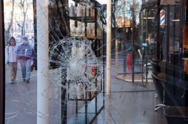 Toulouse, Fransa - Nisan 2023 - Siyasi şiddet sahnesi: hükümetin emeklilik reformu üzerine yaşanan toplumsal ayaklanmalar yüzünden aşırı sol kanatlar tarafından tahrip edilen, şehir merkezindeki bir mağazanın camının kırılması