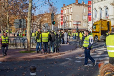 Albi, Fransa - Aralık 2018 - Sarı Yelek (