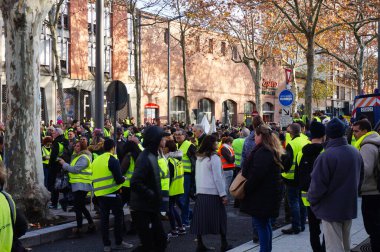 Albi, Fransa - Aralık 2018 - Sarı Yelek (