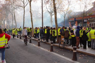 Albi, Fransa - Aralık 2018 - Sarı Yelek (