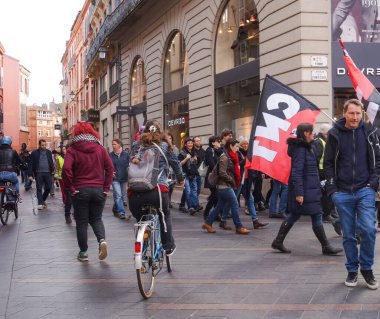 Toulouse, Fransa -2020 - Emmanuel Macron 'un emeklilik reformu ve sosyal politikasına karşı yürüyen ve her yaştan göstericilerle birlikte Wilson Meydanı sokaklarına dökülen protestocular