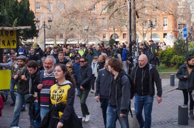 Toulouse, Fransa -2020 - Emmanuel Macron 'un emeklilik reformu ve sosyal politikasına karşı yürüyen ve her yaştan göstericilerle birlikte Wilson Meydanı sokaklarına dökülen protestocular