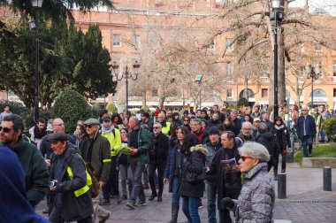 Toulouse, Fransa -2020 - Emmanuel Macron 'un emeklilik reformu ve sosyal politikasına karşı yürüyen ve her yaştan göstericilerle birlikte Wilson Meydanı sokaklarına dökülen protestocular
