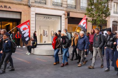 Toulouse, Fransa -2020 - Emmanuel Macron 'un emeklilik reformu ve sosyal politikasına karşı yürüyen ve her yaştan göstericilerle birlikte Wilson Meydanı sokaklarına dökülen protestocular
