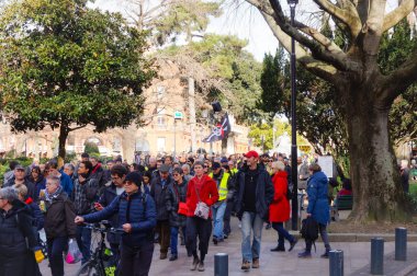 Toulouse, Fransa -2020 - Emmanuel Macron 'un emeklilik reformu ve sosyal politikasına karşı yürüyen ve her yaştan göstericilerle birlikte Wilson Meydanı sokaklarına dökülen protestocular