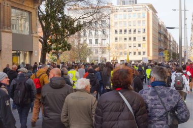 Toulouse, Fransa -2020 - Emmanuel Macron 'un emeklilik reformu ve sosyal politikasına karşı yürüyen ve her yaştan göstericilerle birlikte Wilson Meydanı sokaklarına dökülen protestocular