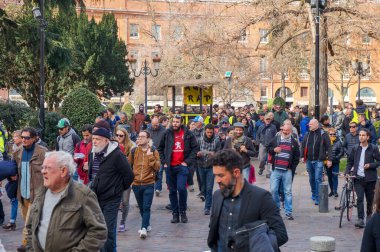 Toulouse, Fransa -2020 - Emmanuel Macron 'un emeklilik reformu ve sosyal politikasına karşı yürüyen ve her yaştan göstericilerle birlikte Wilson Meydanı sokaklarına dökülen protestocular