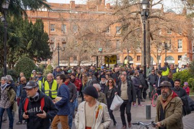 Toulouse, Fransa -2020 - Emmanuel Macron 'un emeklilik reformu ve sosyal politikasına karşı yürüyen ve her yaştan göstericilerle birlikte Wilson Meydanı sokaklarına dökülen protestocular