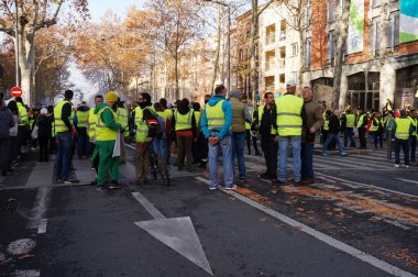 Toulouse, Fransa -2020 - Emmanuel Macron 'un emeklilik reformu ve sosyal politikasına karşı yürüyen ve her yaştan göstericilerle birlikte Wilson Meydanı sokaklarına dökülen protestocular