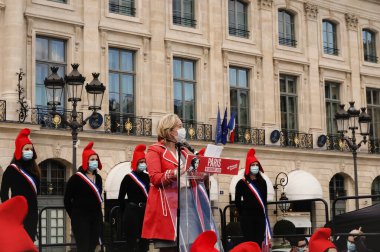 Paris, Fransa - 10 Ekim 2020 - Ludovine de la Rochre, Marchons Bebekleri 'nin biyoetik tasarısına karşı tezahürat yapan La Manif Tous Başkanı
