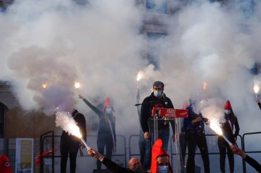 Paris, Fransa - 10 Ekim 2020 - Başkan Yardımcısı Albric Dumont 'un babası ve vekilliği olmadan MAP' ye karşı yaptığı konuşmanın sonunda Manif 'in genç kadın eylemcileri Tous sis bombası yağdırdılar