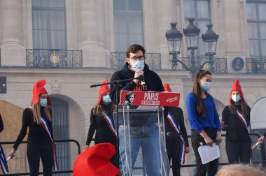 Paris, Fransa - 10 Ekim 2020 - La Manif Pour Tous 'un genç başkan yardımcısı Albric Dumont' un konuşması, aileyi savunmak ve modern köleliğe ve babasız MAP 'ye karşı bir tezahürat