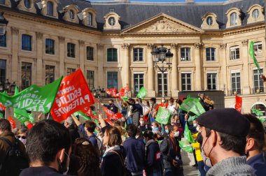 Paris, Fransa - 10 Ekim 2020 - Çok nesilli göstericiler, renkli bayraklar sallayan, babasız MAP, geç kürtaj ve taşıyıcı annelik planları yapan bietik tasarısına karşı çıkan,