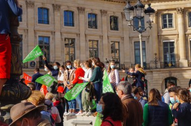 Paris, Fransa - 10 Ekim 2020 - Çok nesilli göstericiler, renkli bayraklar sallayan, babasız MAP, geç kürtaj ve taşıyıcı annelik planları yapan bietik tasarısına karşı çıkan,