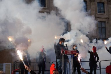 Paris, Fransa - 10 Ekim 2020 - Genç protestocular, LMPT Başkan Yardımcısı Alberic Dumont 'un Marchons Bebekleri' nin biyoetik ve üreme tasarısına karşı düzenlediği gösteride yaptığı konuşmadan sonra sis bombası attılar