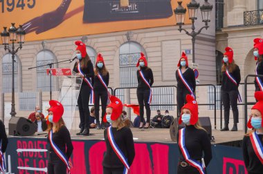 Paris, Fransa - 10 Ekim 2020 - Marchons Enfants 'ın biyoetik ve üreme yasasına karşı gösterisinde La Manif' in genç bayan destekçileri olan Mariannes 'in konuşması