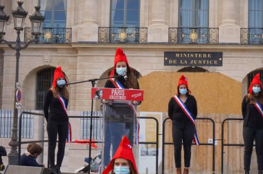 Paris, Fransa - 10 Ekim 2020 - Marchons Enfants 'ın biyoetik ve üreme yasasına karşı gösterisinde La Manif' in genç bayan destekçileri olan Mariannes 'in konuşması
