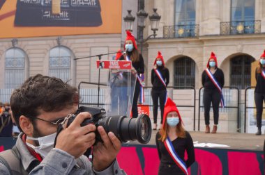 Paris, Fransa - 10 Ekim 2020 - Marchons Enfants 'in biyoetik tasarısına karşı eylem halindeki bir basın fotoğrafçısı, Manif Tous' un 