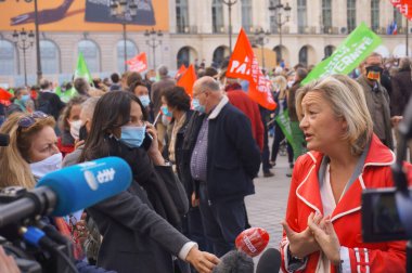 Paris, Fransa - 10 Ekim 2020 - Ludovine de la Rochre, Marchons Bebekleri 'nin biyoetik tasarısına karşı tezahürat yapan La Manif Tous Başkanı