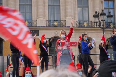 Paris, Fransa - 10 Ekim 2020 - Ludovine de la Rochre, Marchons Bebekleri 'nin biyoetik tasarısına karşı tezahürat yapan La Manif Tous Başkanı