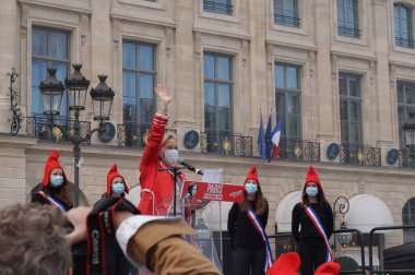 Paris, Fransa - 10 Ekim 2020 - Ludovine de la Rochre, Marchons Bebekleri 'nin biyoetik tasarısına karşı tezahürat yapan La Manif Tous Başkanı
