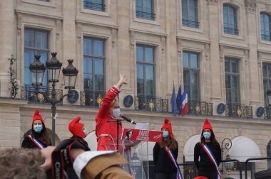 Paris, Fransa - 10 Ekim 2020 - Ludovine de la Rochre, Marchons Bebekleri 'nin biyoetik tasarısına karşı tezahürat yapan La Manif Tous Başkanı