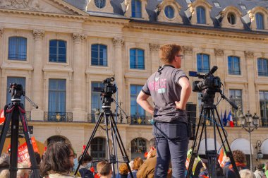 Paris, Fransa - 10 Ekim 2020 - Marchons Bebekleri önderliğindeki üç gezili ve iki kameralı bir teknisyen hükümetin gebelik taşıyıcılığı ve biyoetik tasarısına karşı bir gösteri düzenledi.