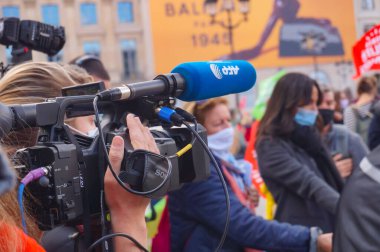 Paris, Fransa - 10 Ekim 2020 - Kameralar, kayıt cihazları ve mikrofonlarla donatılmış gazeteci ve gazetecilerin Marchons Enfants 'in gösterisinde bir röportaj yapmaları