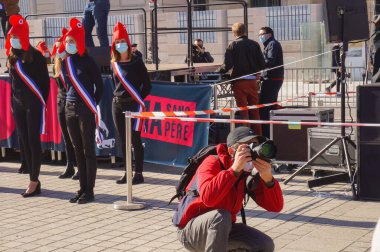 Paris, Fransa - 10 Ekim 2020 - Profesyonel bir basın fotoğrafçısı, Marchons Enfants 'in bietik yasalarına karşı, La Manif Mariannes' in önünde, Tous 'u