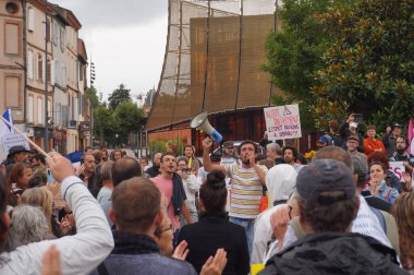 Albi, Fransa - Kasım 2020 - Covid-19 aşı uygulamasına ve kısıtlayıcı tedbirlere karşı çıkan göstericiler