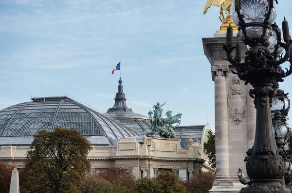 アレクサンドル Iiiの橋から見たフランスの8区のパリで1900年の世界博覧会のために建てられた グランドパレ グランドパレス のフランスの旗でトッピングされたグラスキャノピー — ストック写真