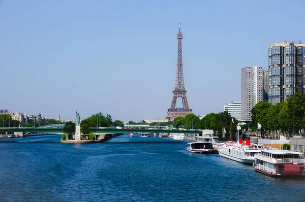 Paris, Fransa - Haziran 2019 - Pont de Bir-Hakeim 'den sonra, Pont de Grenelle köprüsünün altından geçen Seine nehri, Javel limanı ve Eiffel Kulesi' nin bulunduğu Front-de-Seine gökdelenleri