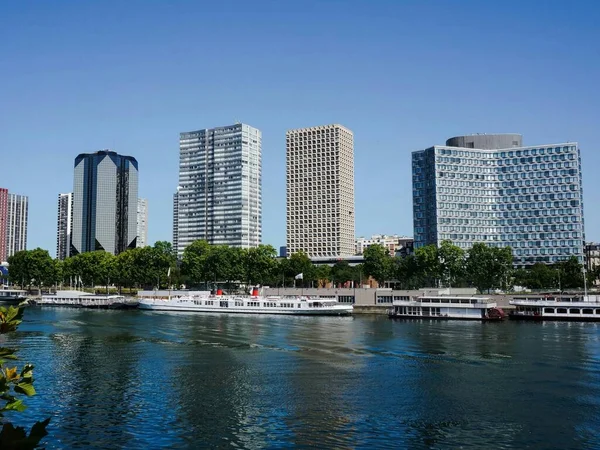 Tornyok Felhőkarcolók Párizsban Franciaországban Irodaházakként Irodaházakként Szajna Folyón Lévő Uszályok — Stock Fotó