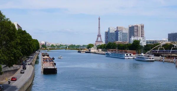 París Francia Junio 2020 Río Sena Por Delante Torre Eiffel —  Fotos de Stock