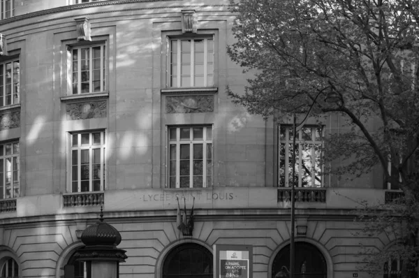 Paris, Fransa - Nisan 2021 - Fransa 'nın en seçkin hazırlık sınıflarından biri olan Saint-Michel Bulvarı' nda prestijli bir lise olan Lycee Saint-Louis 'in ön cephesinin siyah ve beyaz fotoğrafı