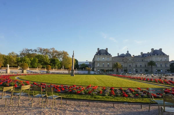 フランス 2021年4月 ルクセンブルク庭園の赤い花壇 および17世紀の古典的なパレ ルクセンブルク フランス上院の座席 — ストック写真